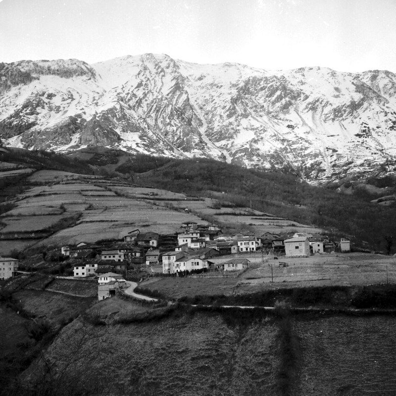 Pueblo de Felguera (Riosa) con la Sierra del Aramo al fondo. Crédito de imagen: archivo de José Ramón Lueje, Pueblo de Asturias (Gijón).
